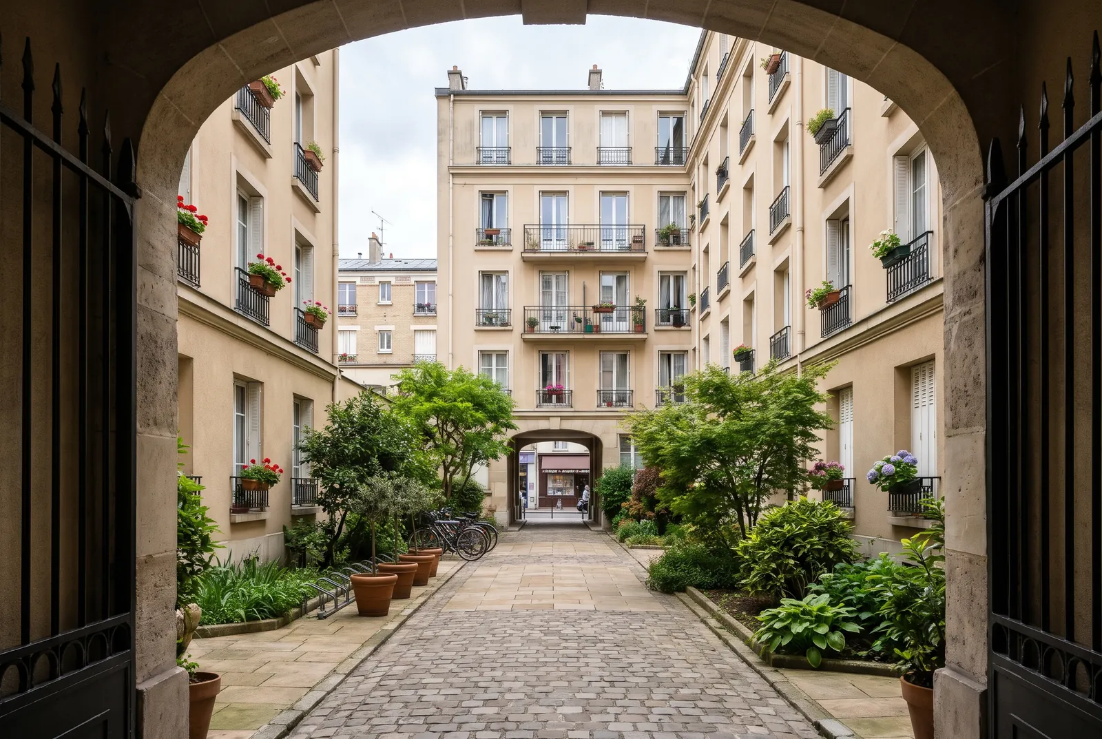 Cour intérieure d'un immeuble à Antony